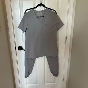 Figs scrub set, Catarina one pocket scrub top and Zamora joggers, EUC size med.